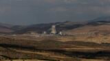 Coal-fired power plant with cooling towers