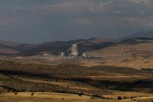 Coal-fired power plant with cooling towers
