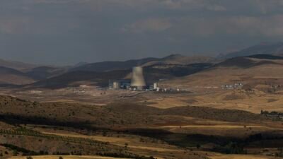 Coal-fired power plant with cooling towers