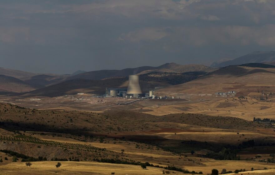 Coal-fired power plant with cooling towers