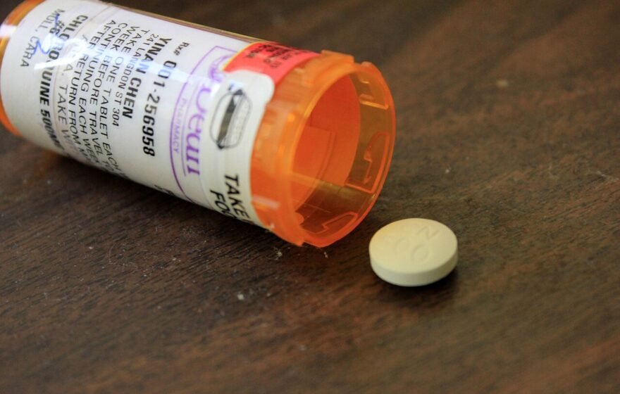 A medicine container and tablet